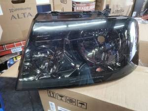 lot 5927 image: Set Of 2 Headlight Assembly for Ford Pickup Unknown Year