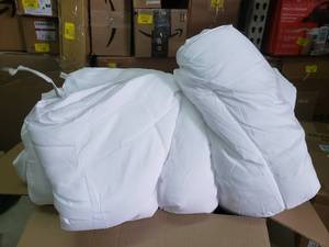 lot 2761 image: Utopia Bedding King Sized Comforter, White