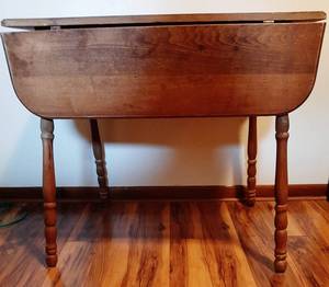 lot 1000 image: Vintage Wood Drop Leaf Table - 32 x 39.5 x 29.5