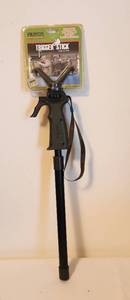 lot 1046 image: Primos Trigger Stick Model 6549 New