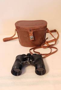 lot 1047 image: Bushnell 7 x 35 Feather Light Binoculars with Leather Case