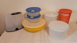 lot 1075 image: Tupperware - Bowls and Larger Storage Containers