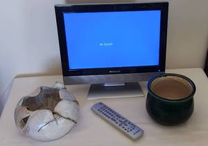 lot 1083 image: Polaroid 15 TV with Remote Model TLA-01511C - 2 Pottery Bowls, 8.5 Dia. Cream & Blue, very heavy - Dark Green with Blk Design 6.5