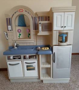 lot 1087 image: Little Tikes Play KitchenBBQ Center 37 x 25 x 46 Tall