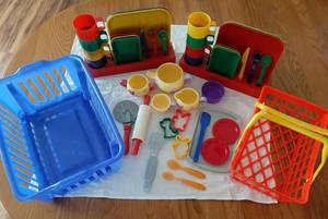 lot 1089 image: Play Dishes & Utensils - Baskets - Apron