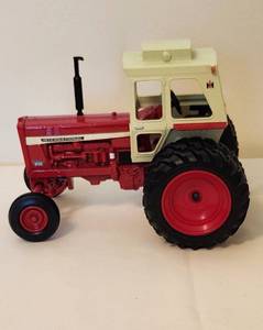 lot 1113 image: International Farmall 856 Toy Tractor, ERTL Dealer Edition, 10 Long