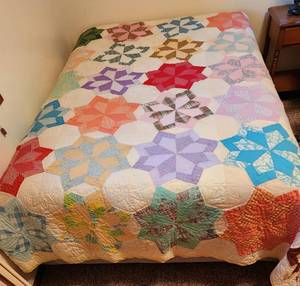 lot 1119 image: Vintage Hand Stitched Quilt Approximately 78 x 89 - (Some wear & spot in one area) - See Pictures
