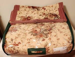 lot 1120 image: King Size Bed Cover with 2 Pillow Shams - Like New & Dry Cleaned