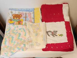 lot 1124 image: Vintage Childs Quilt 37x49 - 2 Blankets & Baby Rug