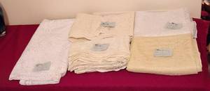 lot 1125 image: Vintage Lace Tablecloths - 1, 70 Round - 1, 62x96 Rectangle 1, 58x82 Rectangle - 1, 60x84 Rectangle - 1 60x86 Rectangle
