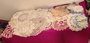 lot 1126 image: Variety of Vintage Doilies