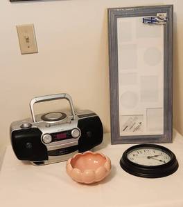 lot 1141 image: Lenoxx Sound System CDCassettRadio Player - USA Pottery Bowl 6.5 - Clock - Picture Frame (new)