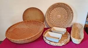 lot 1149 image: Pampered Chef Pizza Stone - 2 Tastefully Simple Small Loaf Ceramic Pans - 4 Baskets