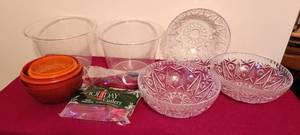 lot 1157 image: 5 Hard Plastic Serving Bowls - 2 Tupperware Bowls (no lids) - 36 Piece Plastic Cutlery