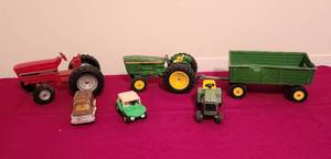 lot 1160 image: Toy John Deere Tractor & Trailer (used) - Small John Deere Tractor - International Tractor - 2 Small Vehicles  - All have been played with