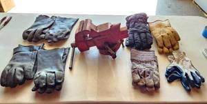 lot 2040 image: Columbian Vise D44-M3 and 8 Pairs of Gloves