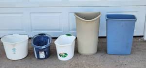 lot 2058 image: 2-13 Gallon Garbage Containers - 3, Plastic Buckets - 13, 14, 18 Quart