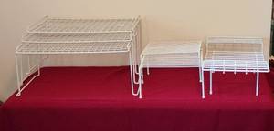 lot 2067 image: White Coated Wire Racks - 1 for Sink 20x10 - 2 Racks 11x10 - 3 Racks 18x12