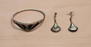 lot 527 image: Silver Mexico Alpaca Inlaid Abalone Hinged Bracelet and Matching Earrings
