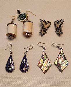 lot 533 image: 2 Pairs of Mother of Pearl Earrings and 2 Pairs of Inlaid Earrings
