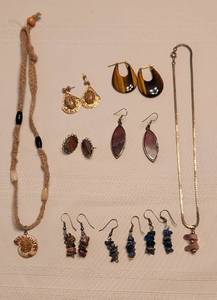 lot 535 image: Stone Jewelry