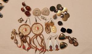 lot 537 image: Holiday Jewelry