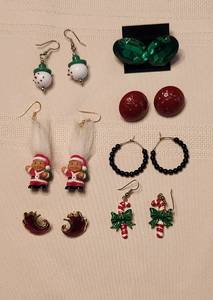 lot 538 image: Holiday Jewelry