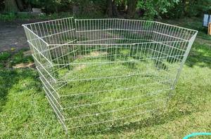 lot 547 image: Folding Wire Dog Pen with Door - 42 Tall and 16 Long - Can be shaped into 4ft x 4ft Pen Area