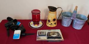 lot 2080 image: Wireless Digital Rain Gauge - 2 Solar Spotlights - Hummingbird Feeder (glass) - Tin Decorative Planter