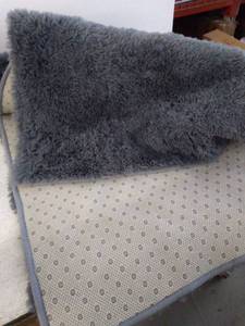 lot 53873 image: Gray Fluffy Rug (5 x 6)