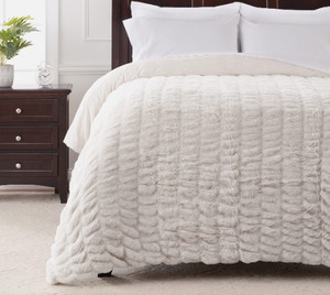 lot 53908 image: Chanasya Ruched Faux Fur Throw Blanket, Queen, ( Used )