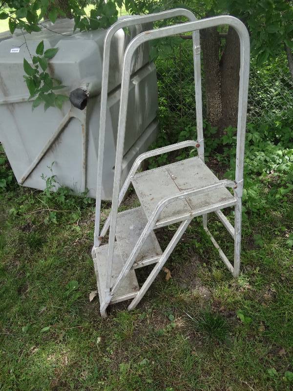 lot 366 image: (3) Step Aluminum Step Ladder