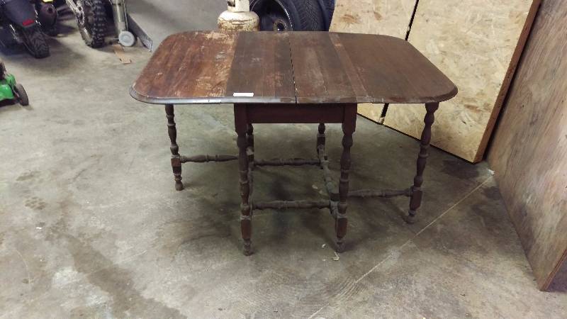 lot 122 image: Antique Wooden Table