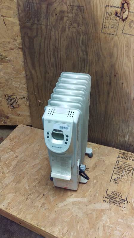 lot 133 image: Electric Honeywell Heater