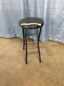 lot 5532 image: Foldable Vinyl Counter Hight Chair