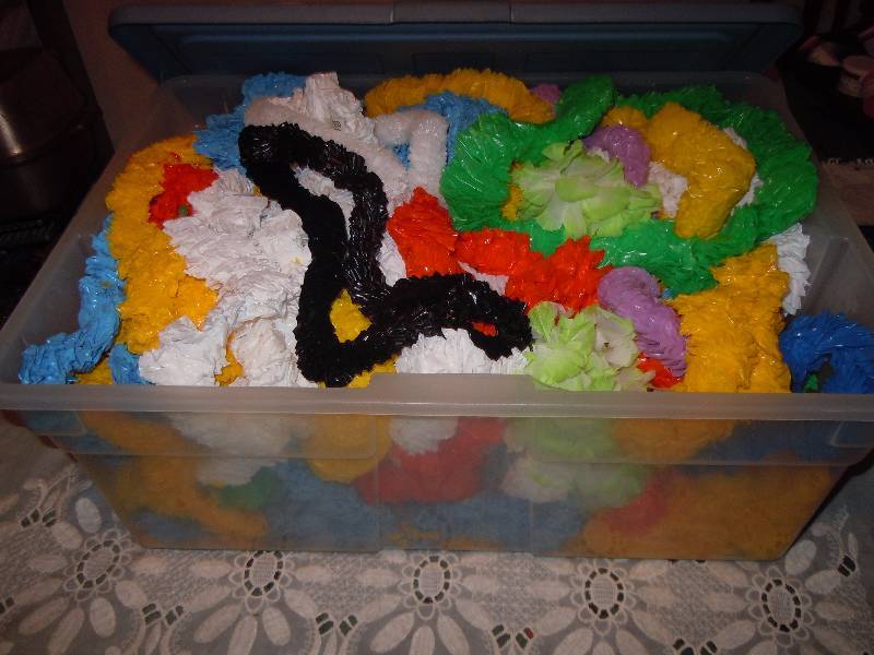 lot 5099 image: Lot of Leis
