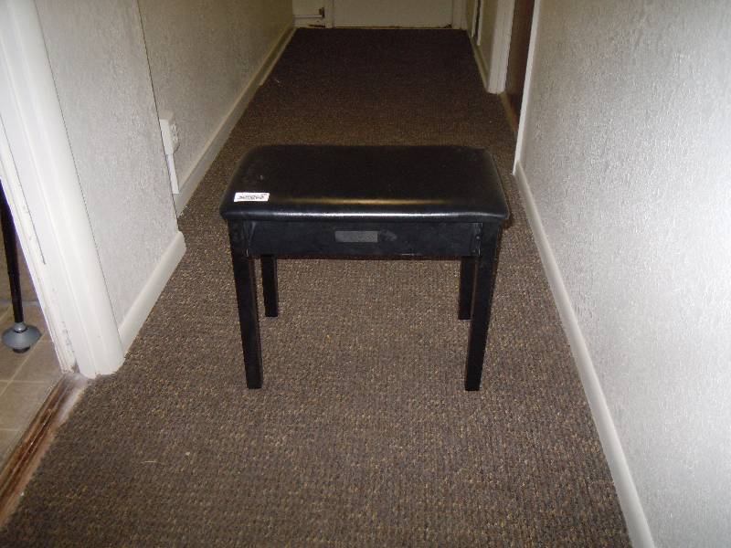 lot 505 image: Padded Bench