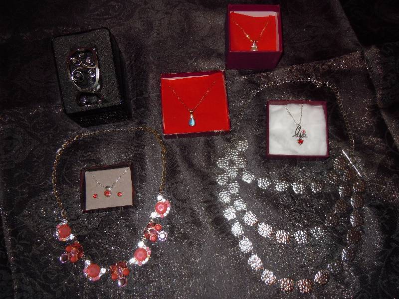 lot 508 image: Jewelry Lot