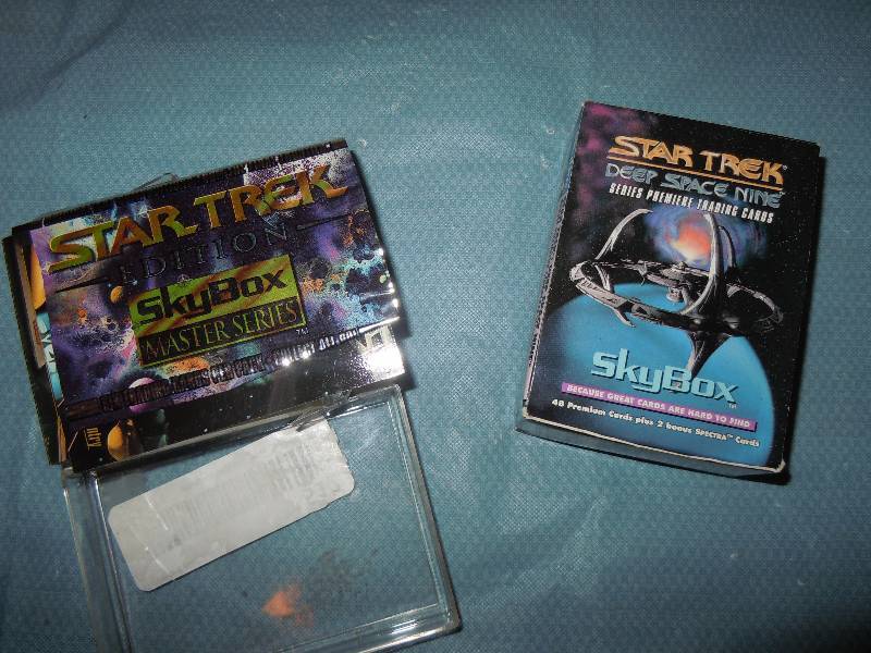 lot 512 image: Stra Trek Cards