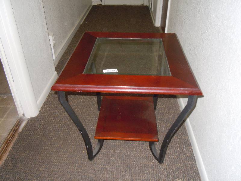 lot 27 image: End Table