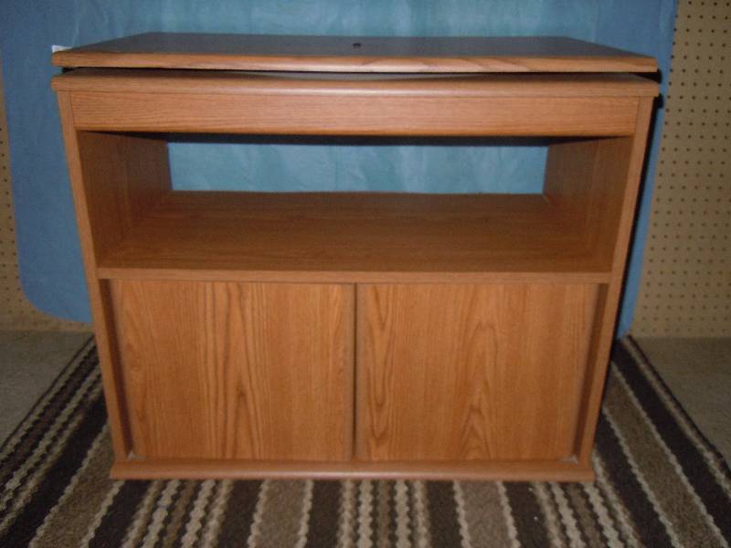 lot 486 image: Microwave Cart