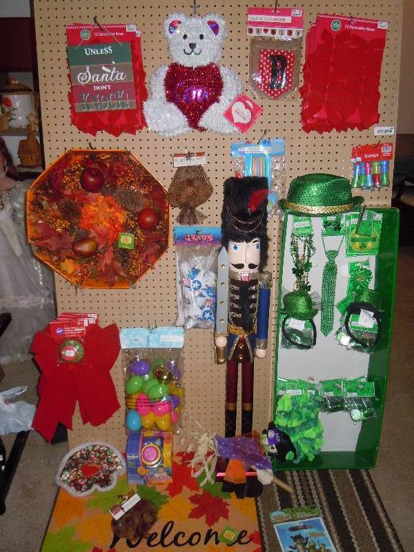 lot 488 image: Lot of Holiday Items