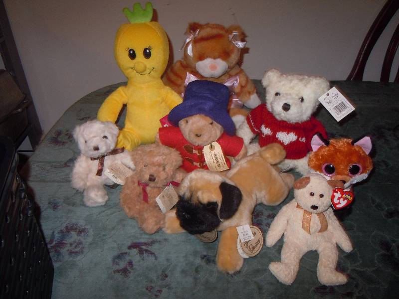 lot 490 image: Lot of Stuffed Animals