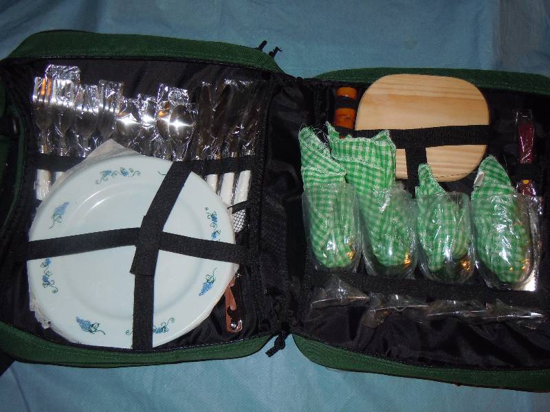 lot 555 image: Picnic Set