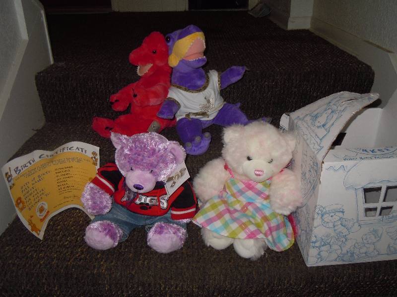 lot 563 image: Lot of Stuffed Animals