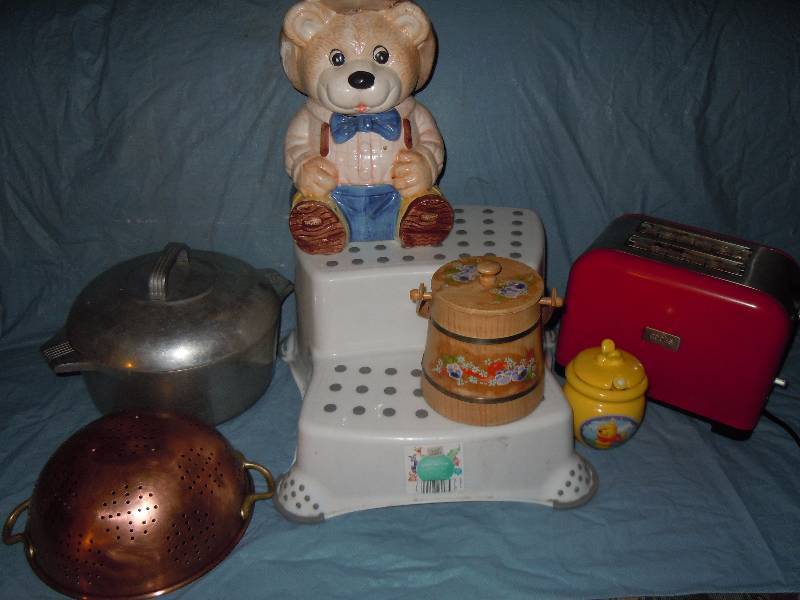 lot 565 image: Lot of Cookie Jars