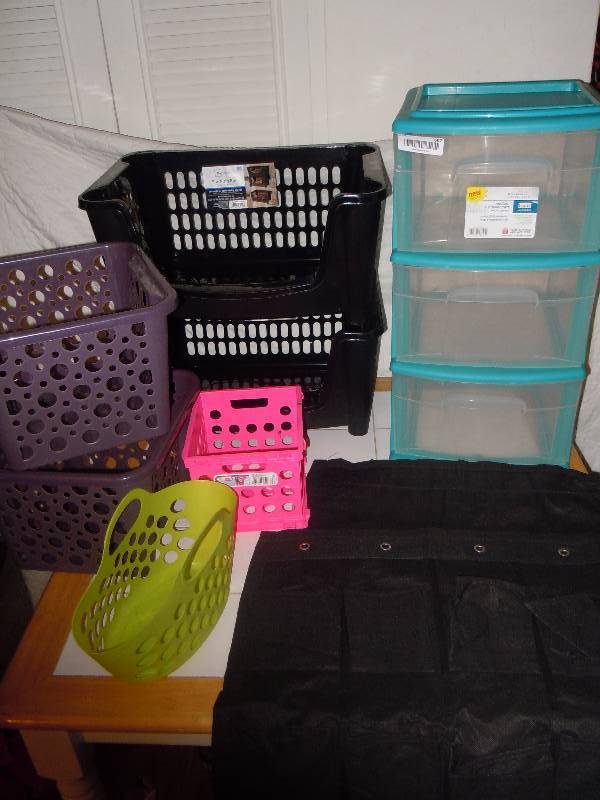 lot 667 image: Lot of Random Items