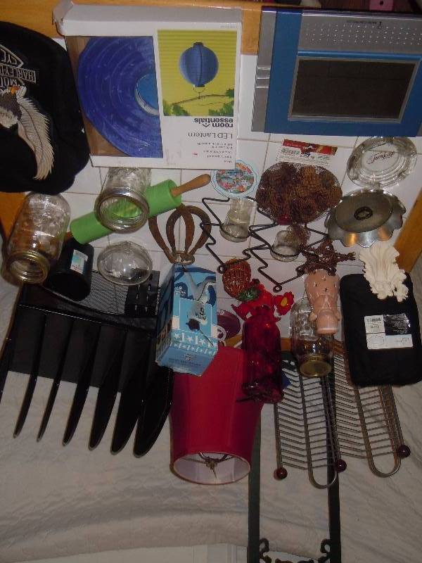 lot 665 image: Lot of Random Items