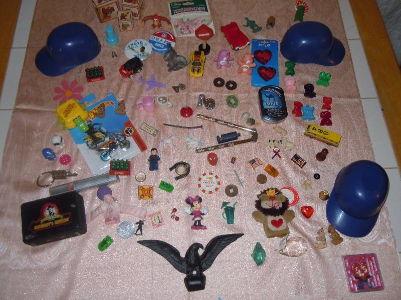 lot 652 image: Lot of Random Toys
