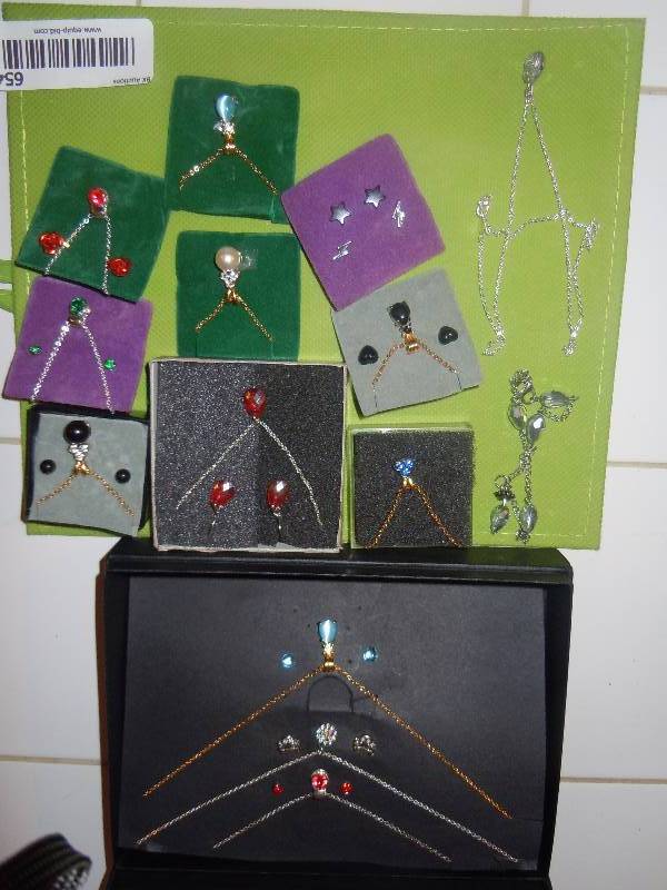 lot 654 image: Lot of Fashion Jewelry